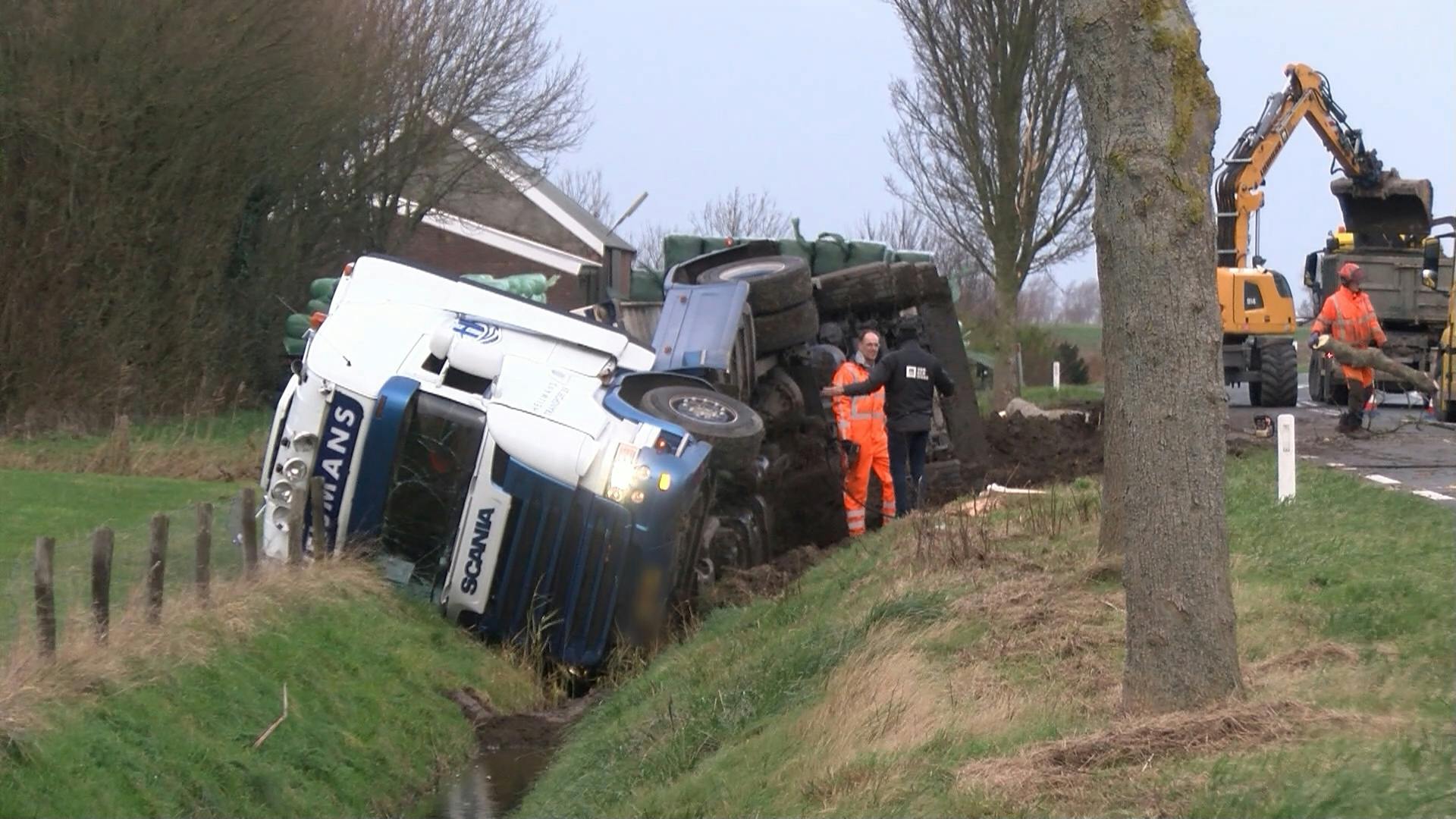 Vrachtwagen Gekanteld Op N655 Bij Kerkwerve